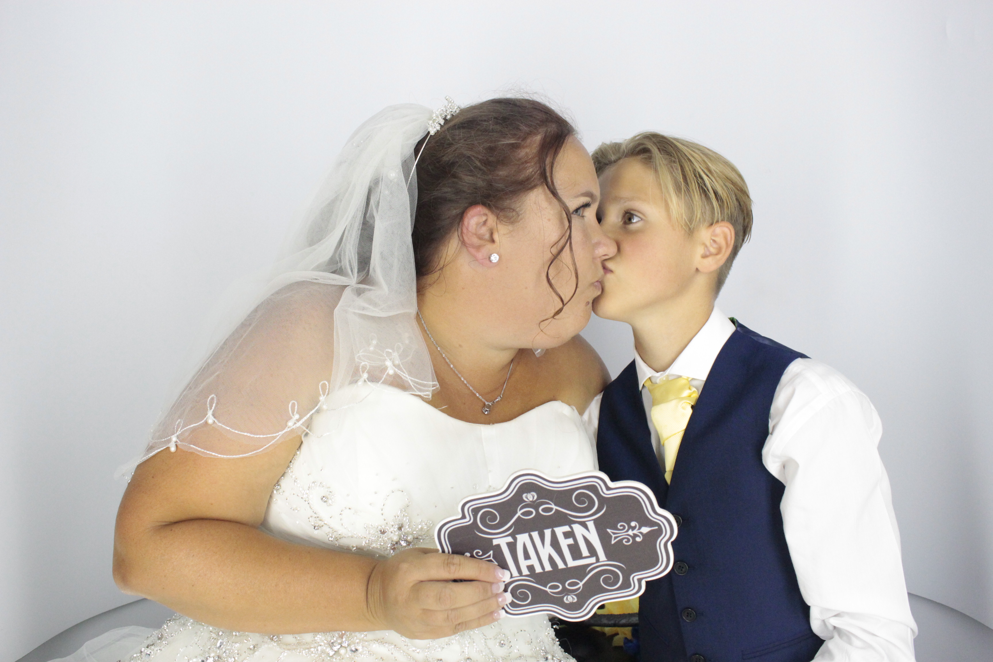  Heather & Daniel's Wedding | View more photos from the event at gallery.myphotoboothexperience.co.uk/u/MyPhotoBoothExperienceLtd/Heather-Daniels-Wedding